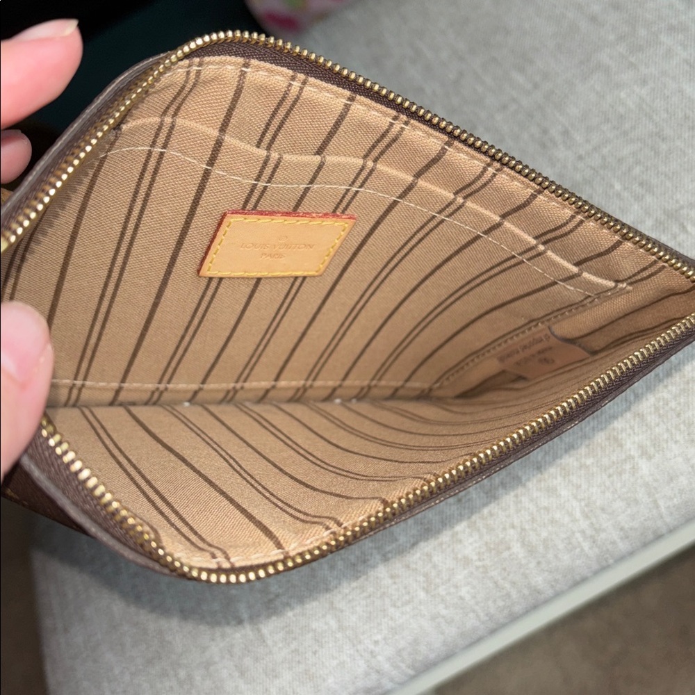 Louis Vuitton pouch - Picture 6 of 12
